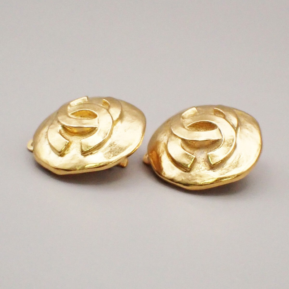 Chanel Vintage CC Round Clip-On Earrings Metal, GOLD, GOLD_PLATED, Earrings