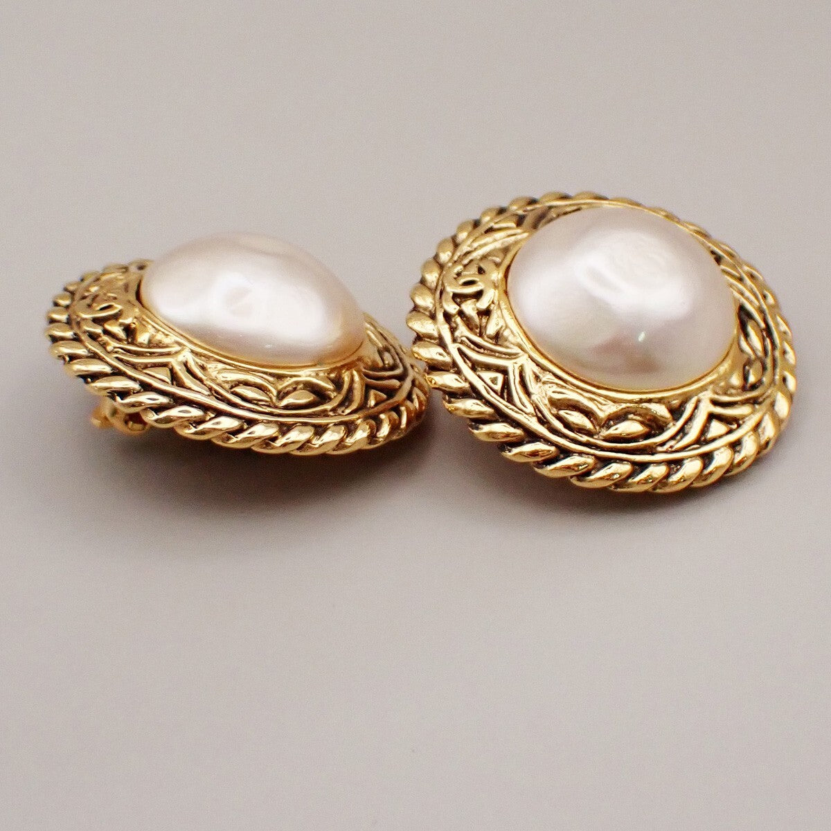 Chanel Vintage Round Chain Clip-On Earrings Metal with Faux Pearl, GOLD, GOLD_PLATED, Earrings