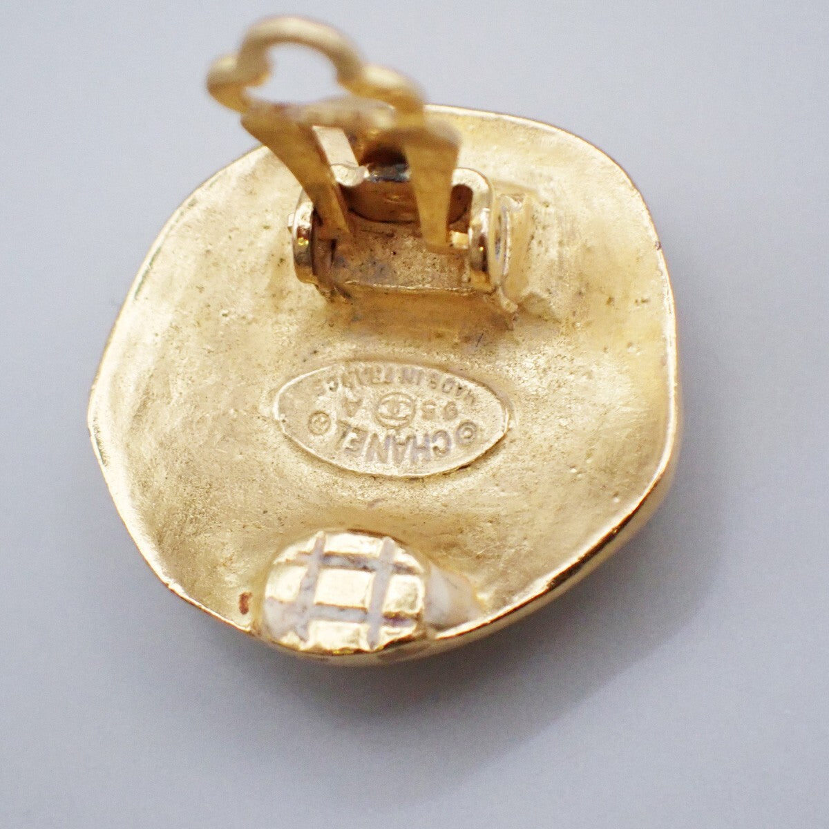 Chanel Vintage CC Round Clip-On Earrings Metal, GOLD, GOLD_PLATED, Earrings