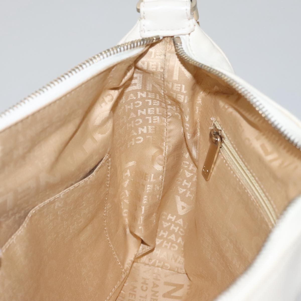 Chanel Chocolate Bar CC Shoulder Bag Quilted Leather, WHITE, LEATHER, Shoulder bag