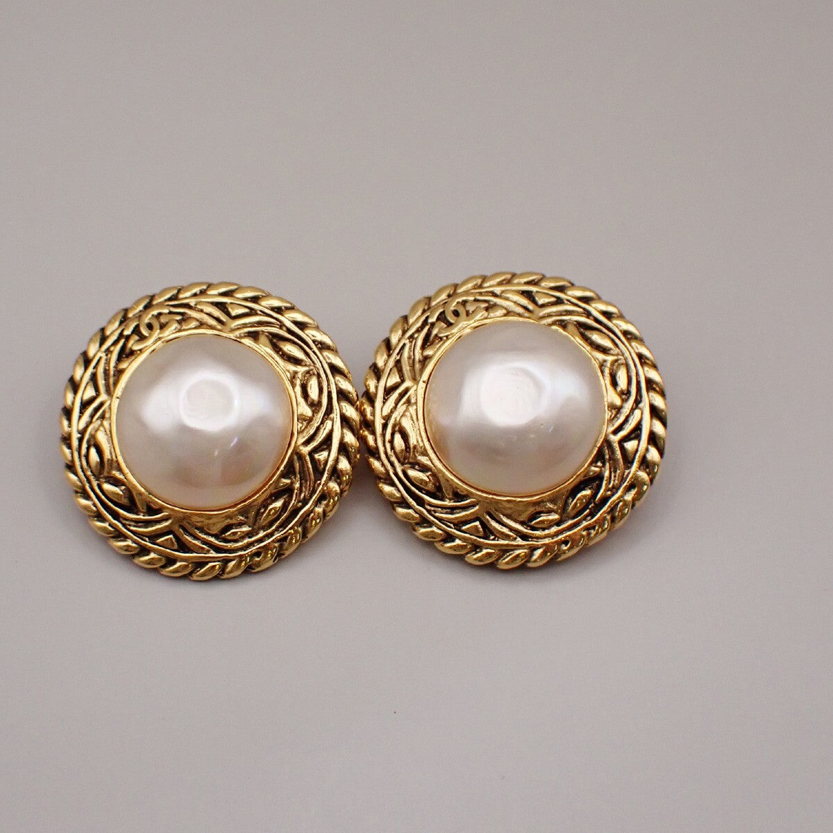 Chanel Vintage Round Chain Clip-On Earrings Metal with Faux Pearl, GOLD, GOLD_PLATED, Earrings