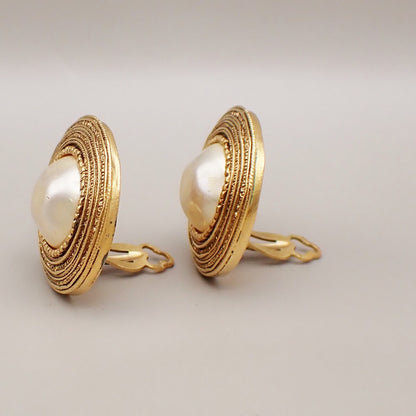 Chanel Vintage Round Clip-On Earrings Metal with Faux Pearl, GOLD, GOLD_PLATED, Earrings