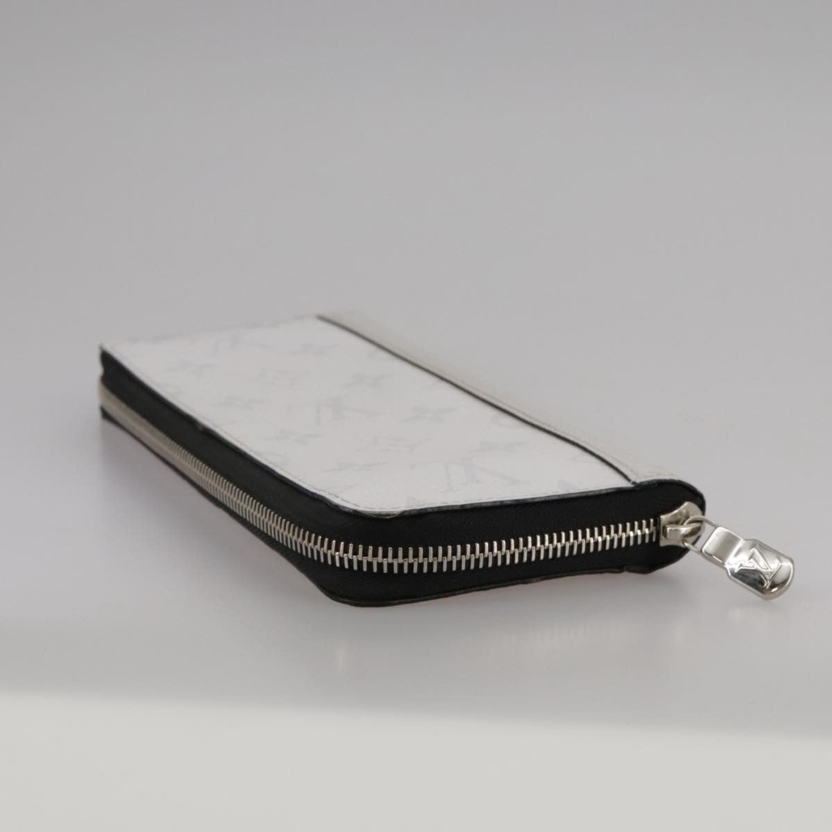 Louis Vuitton Zippy wallet vertical Taiga leather, WHITE, LEATHER, Wallets