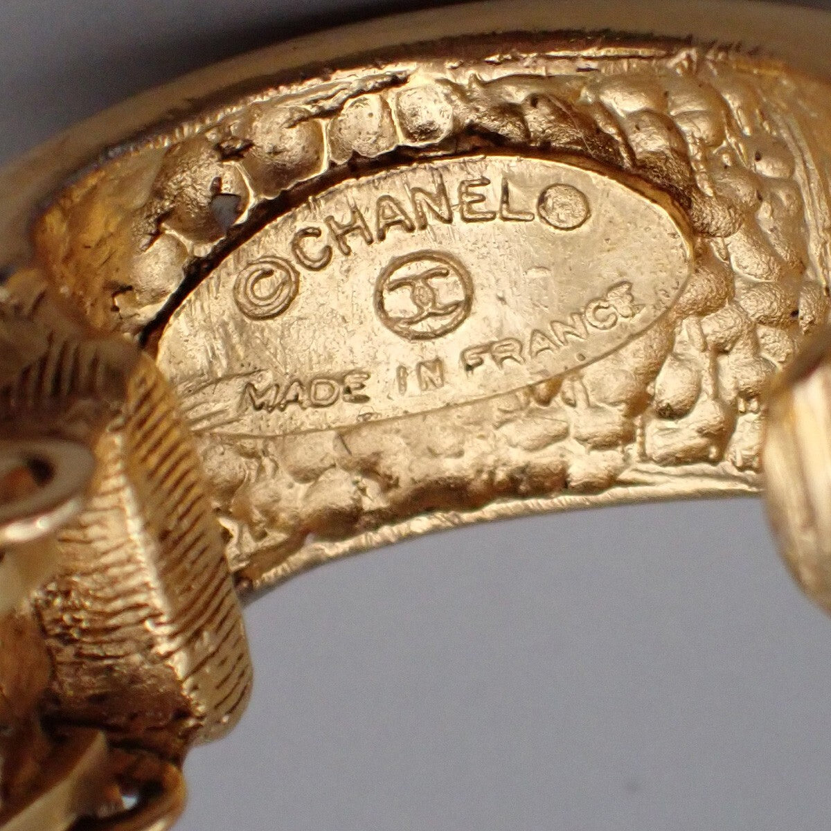 Chanel Vintage CC Round Drop Clip-On Earrings Metal, Gold, Gold Plated, Earrings