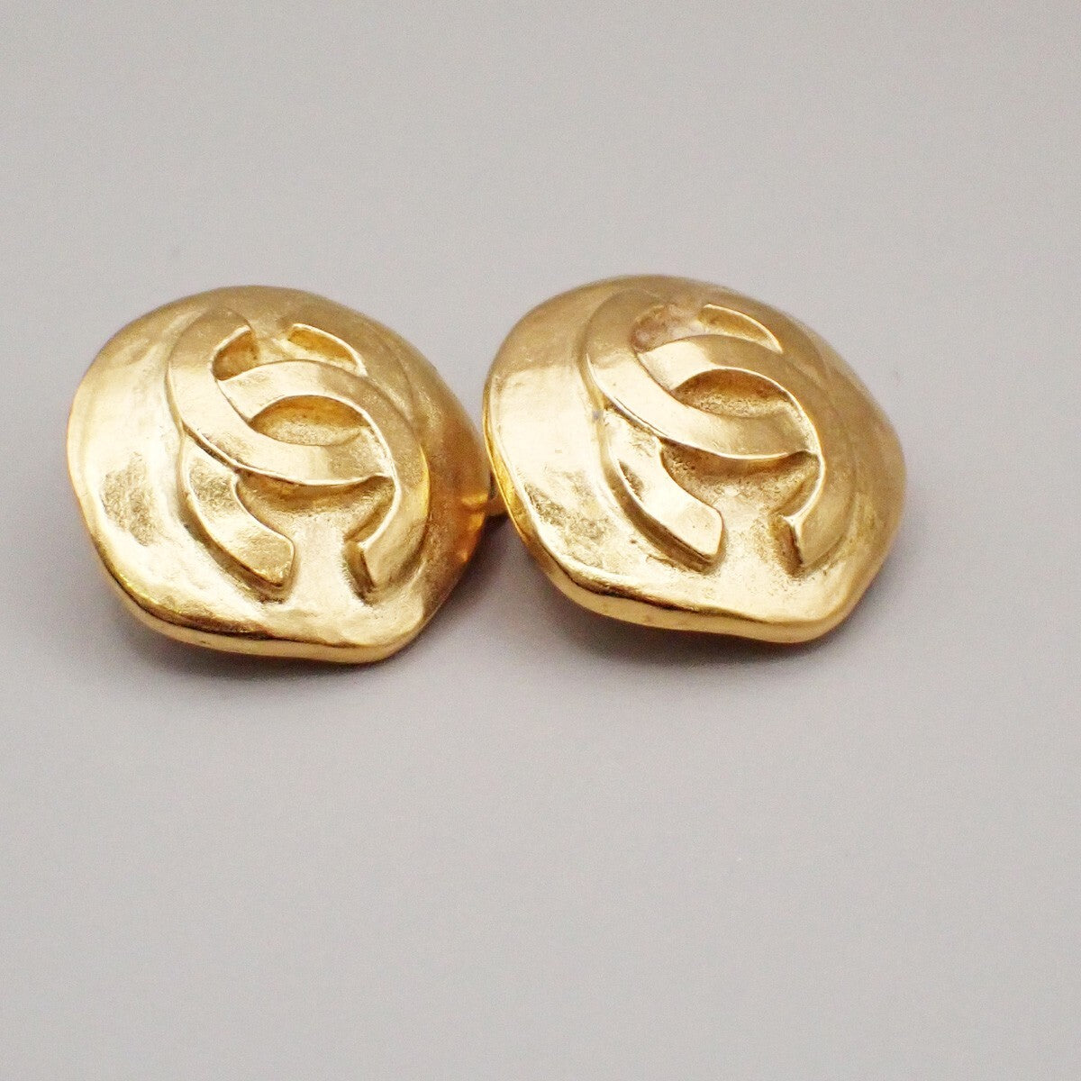 Chanel Vintage CC Round Clip-On Earrings Metal, GOLD, GOLD_PLATED, Earrings