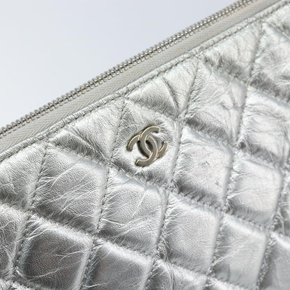 Chanel O Case Clutch Quilted Crumpled Calfskin, SILVER, LEATHER, Clutche & pouche