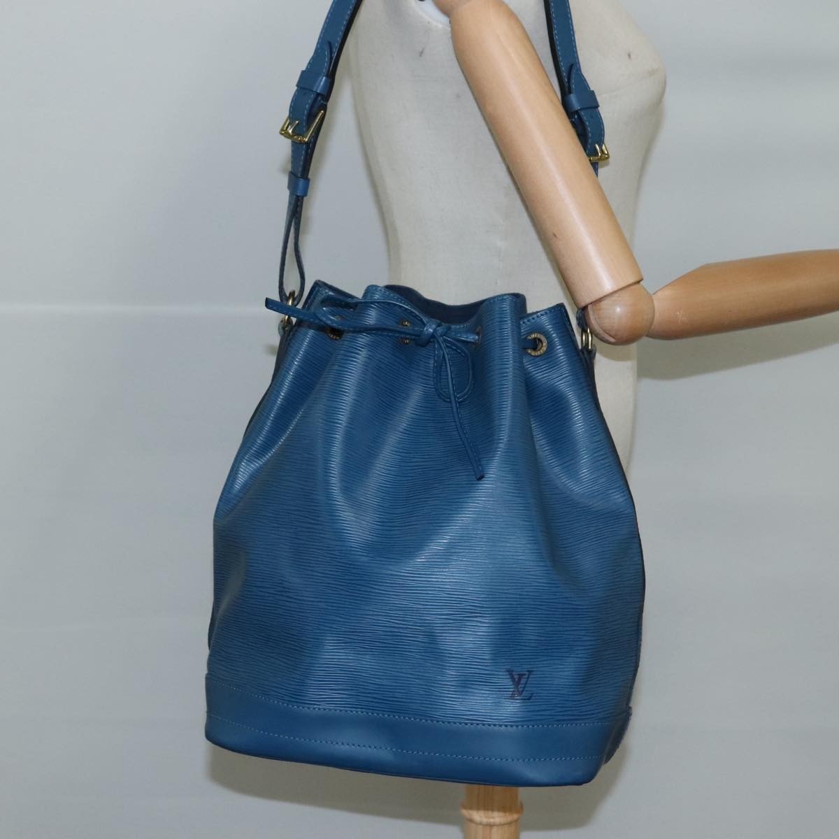 Louis Vuitton Noe Handbag Epi leather, BLUE, LEATHER, Shoulder bag