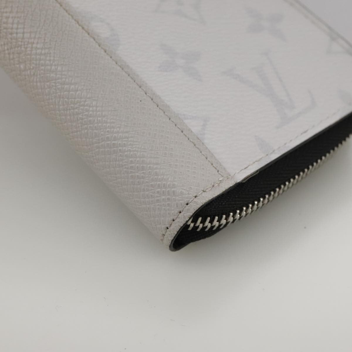 Louis Vuitton Zippy wallet vertical Taiga leather, WHITE, LEATHER, Wallets