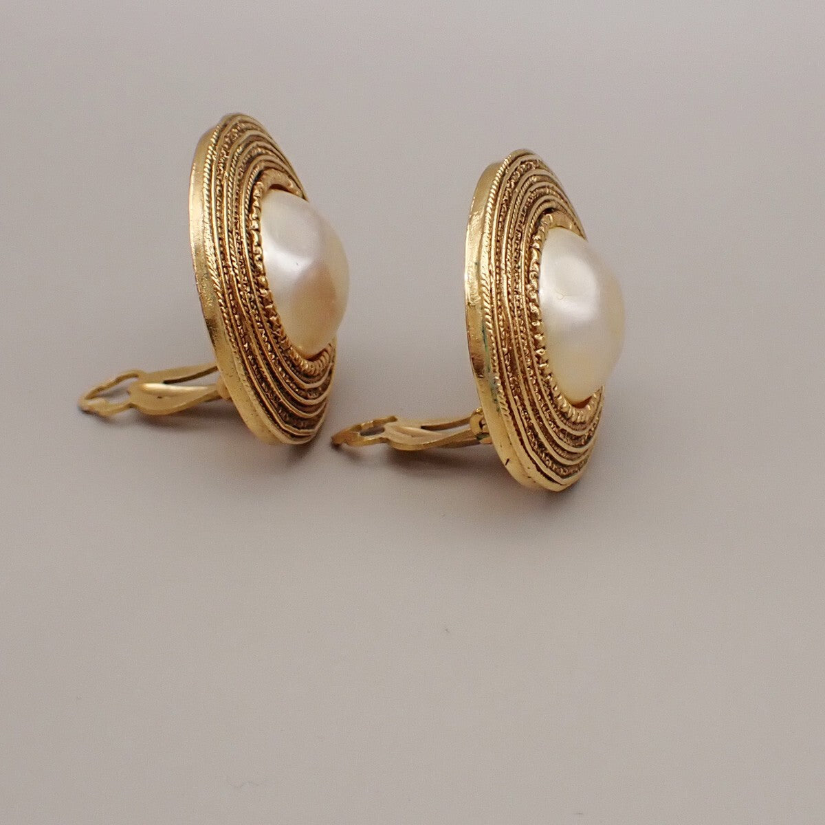 Chanel Vintage Round Clip-On Earrings Metal with Faux Pearl, GOLD, GOLD_PLATED, Earrings