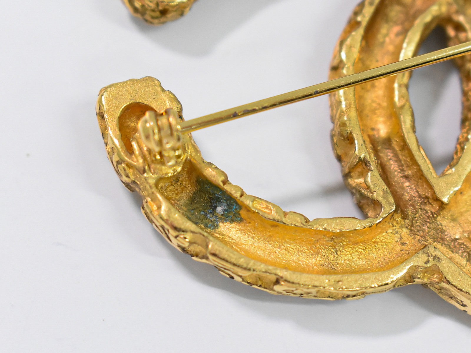 Chanel CC Brooch Textured Metal, GOLD, GOLD_PLATED, Brooch