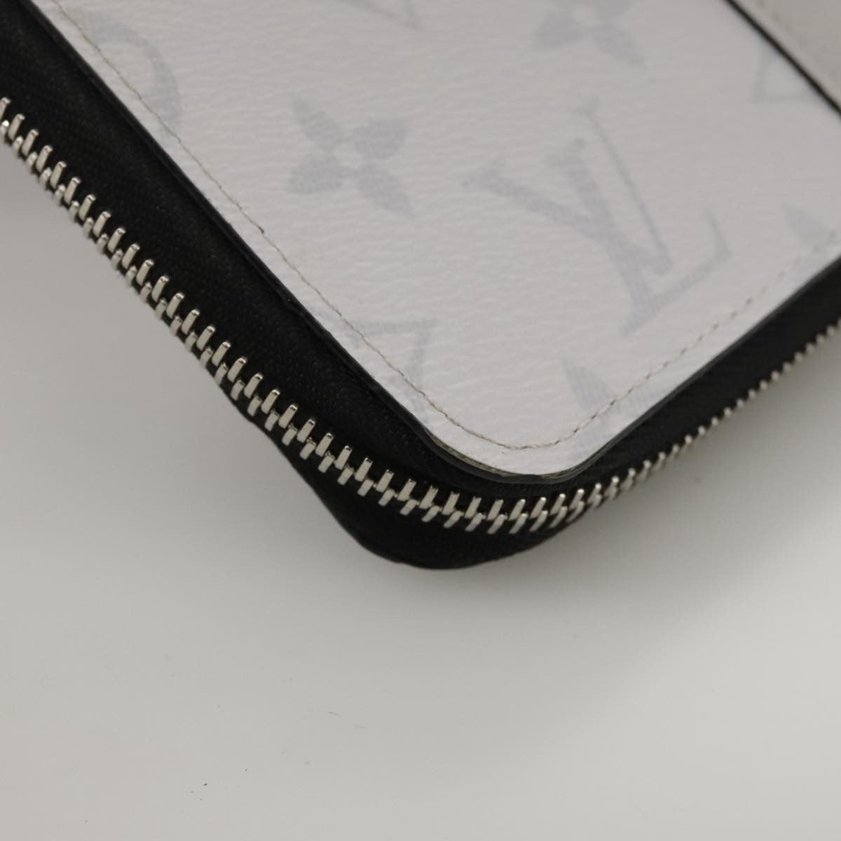 Louis Vuitton Zippy wallet vertical Taiga leather, WHITE, LEATHER, Wallets