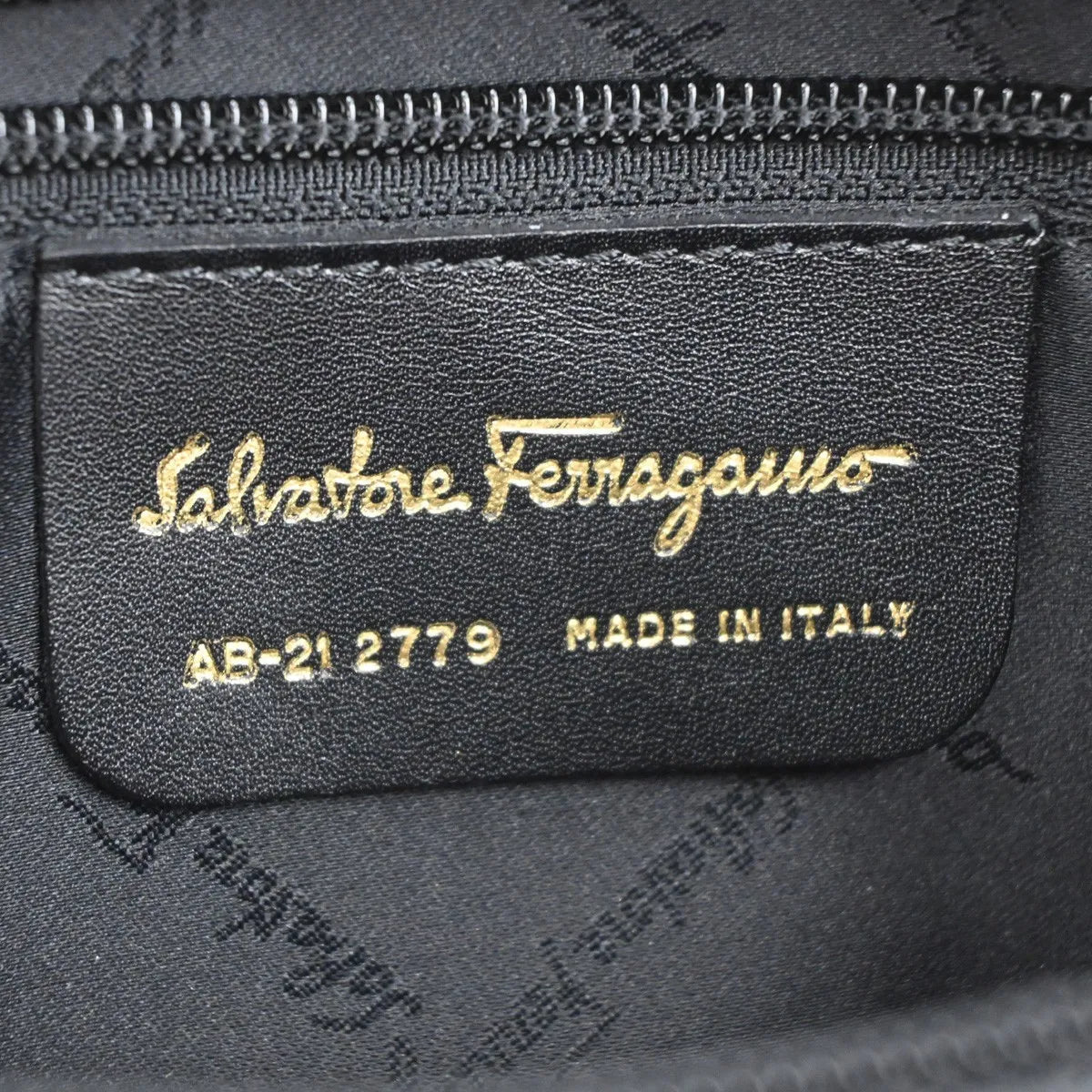 Salvatore Ferragamo Gancini Zip - Brandsamsara