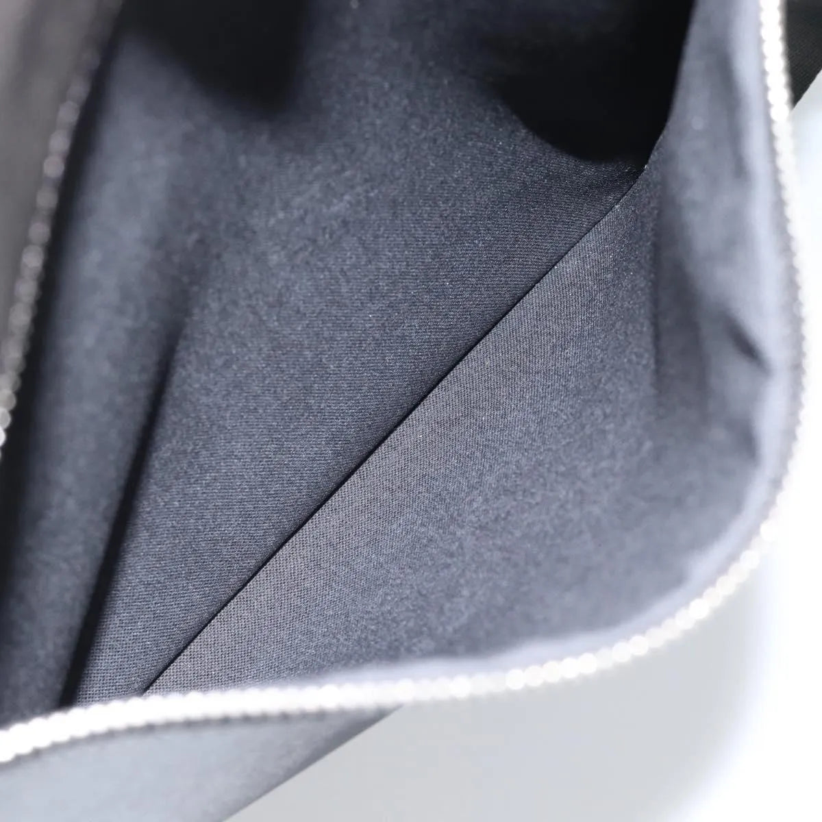 Louis Vuitton Sasha Taiga Leather, Gray, Leather, Shoulder Bag