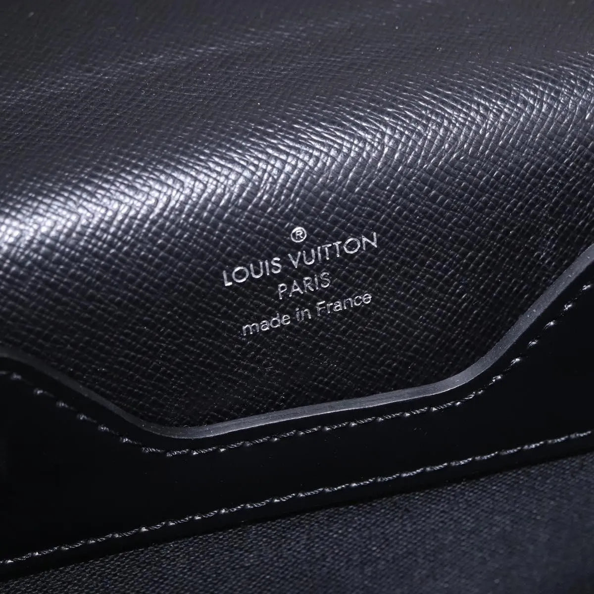 Louis Vuitton Robusto Taiga, Black, Leather, Briefcase