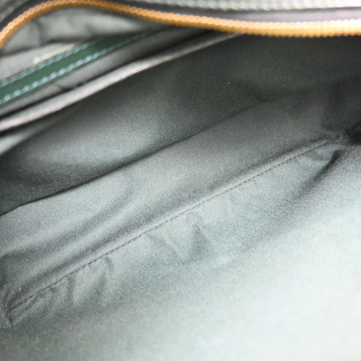 Louis Vuitton Reporter Taiga Leather, Green, Leather, Shoulder Bag