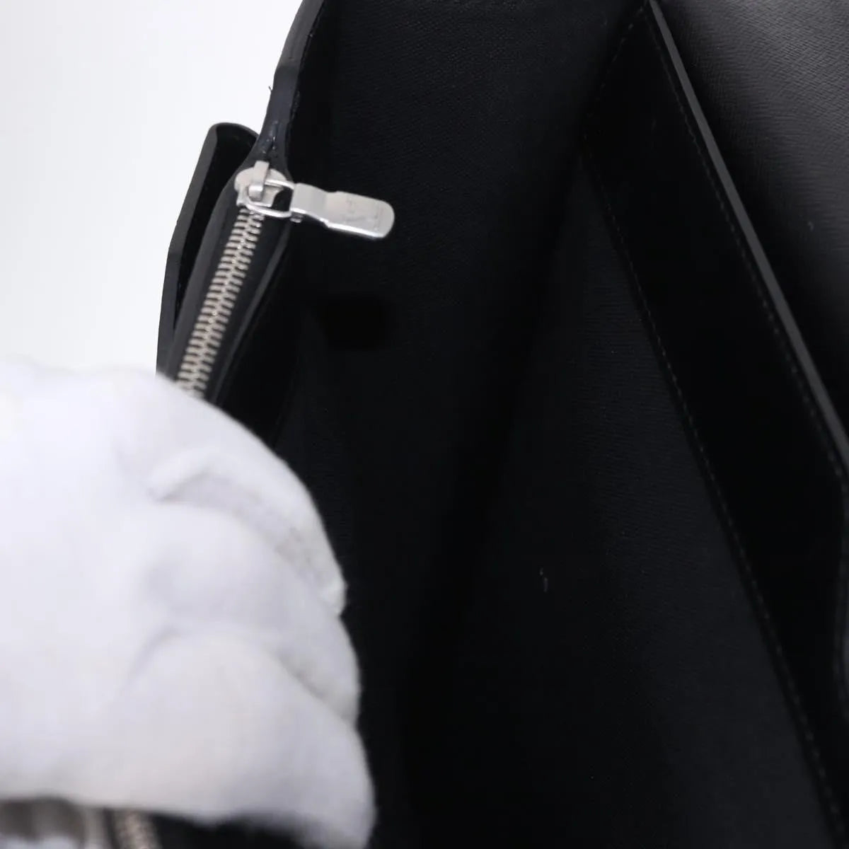 Louis Vuitton Robusto Taiga, Black, Leather, Briefcase