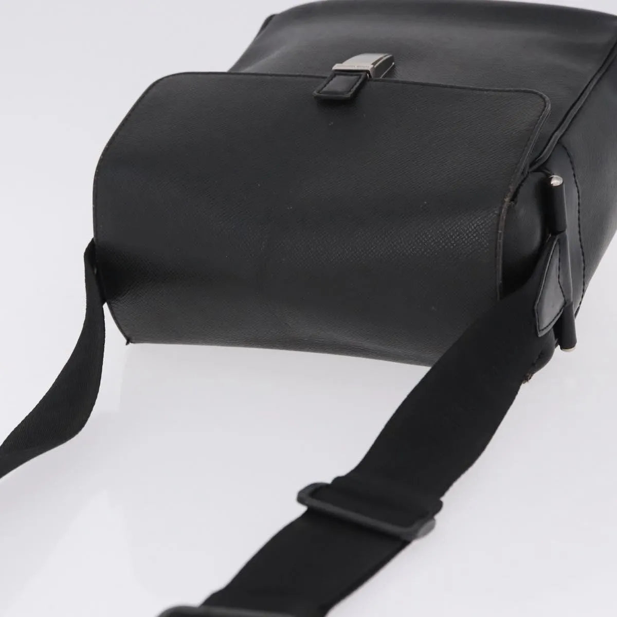 Louis Vuitton Yaranga Messenger Taiga Leather, Black, Leather, Shoulder Bag