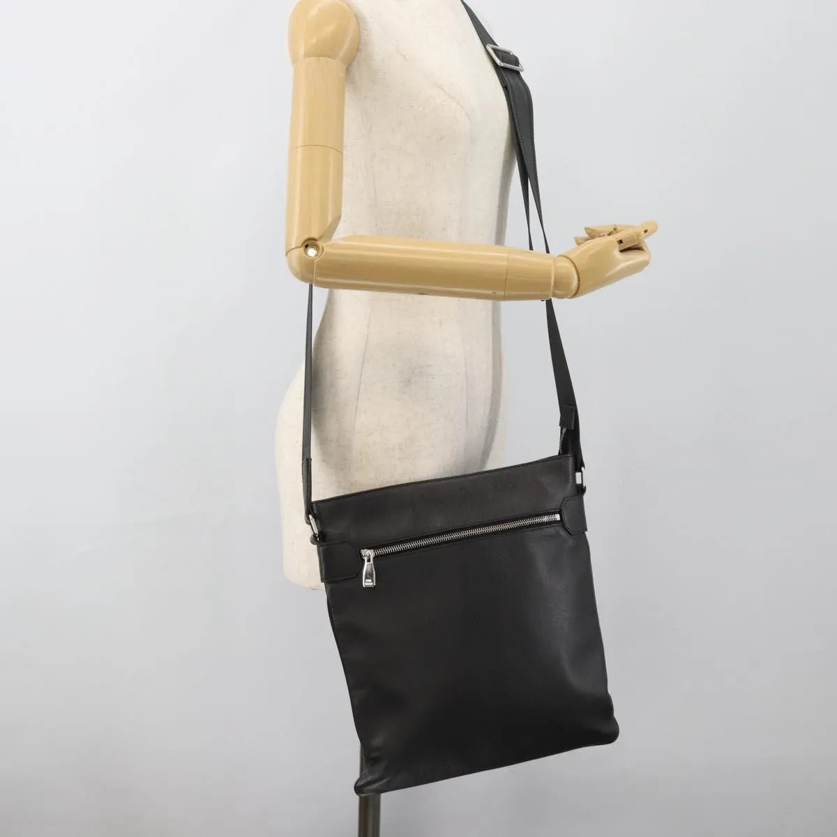 Louis Vuitton Sasha Taiga Leather, Gray, Leather, Shoulder Bag