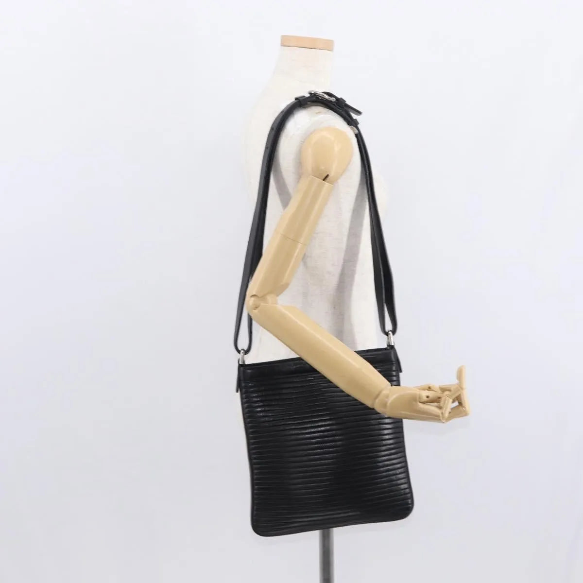 Salvatore Ferragamo Gancini Leather, Black, Leather, Shoulder Bag