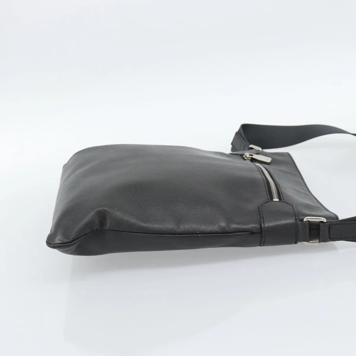 Louis Vuitton Sasha Taiga Leather, Gray, Leather, Shoulder Bag