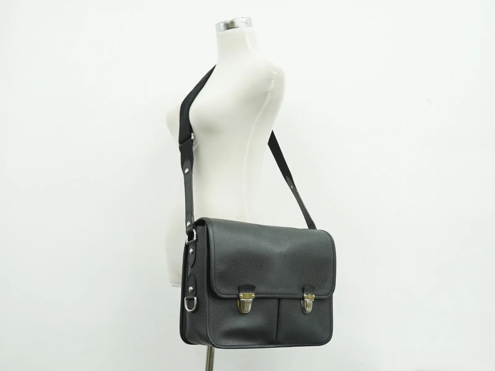 Louis Vuitton Alexei Messenger Taiga Leather, Black, Leather, Shoulder Bag