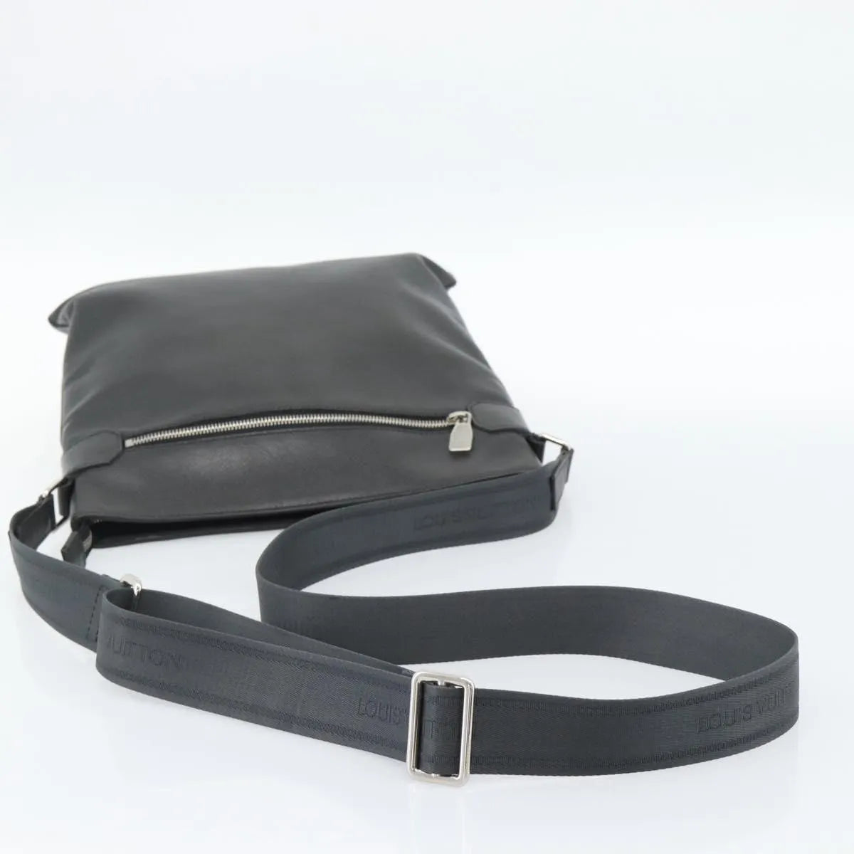 Louis Vuitton Sasha Taiga Leather, Gray, Leather, Shoulder Bag