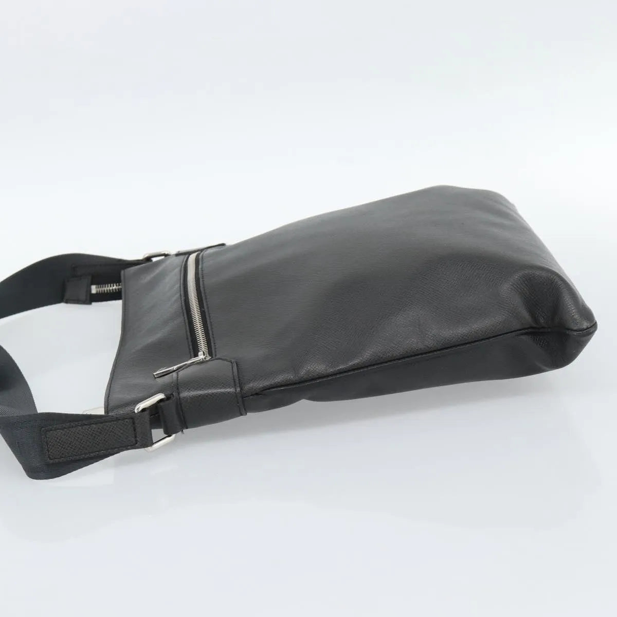 Louis Vuitton Sasha Taiga Leather, Gray, Leather, Shoulder Bag