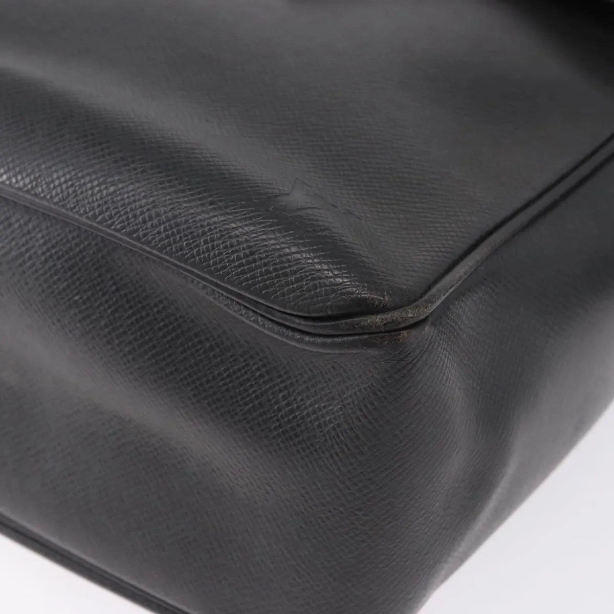 Louis Vuitton Yaranga Messenger Taiga Leather, Black, Leather, Shoulder Bag