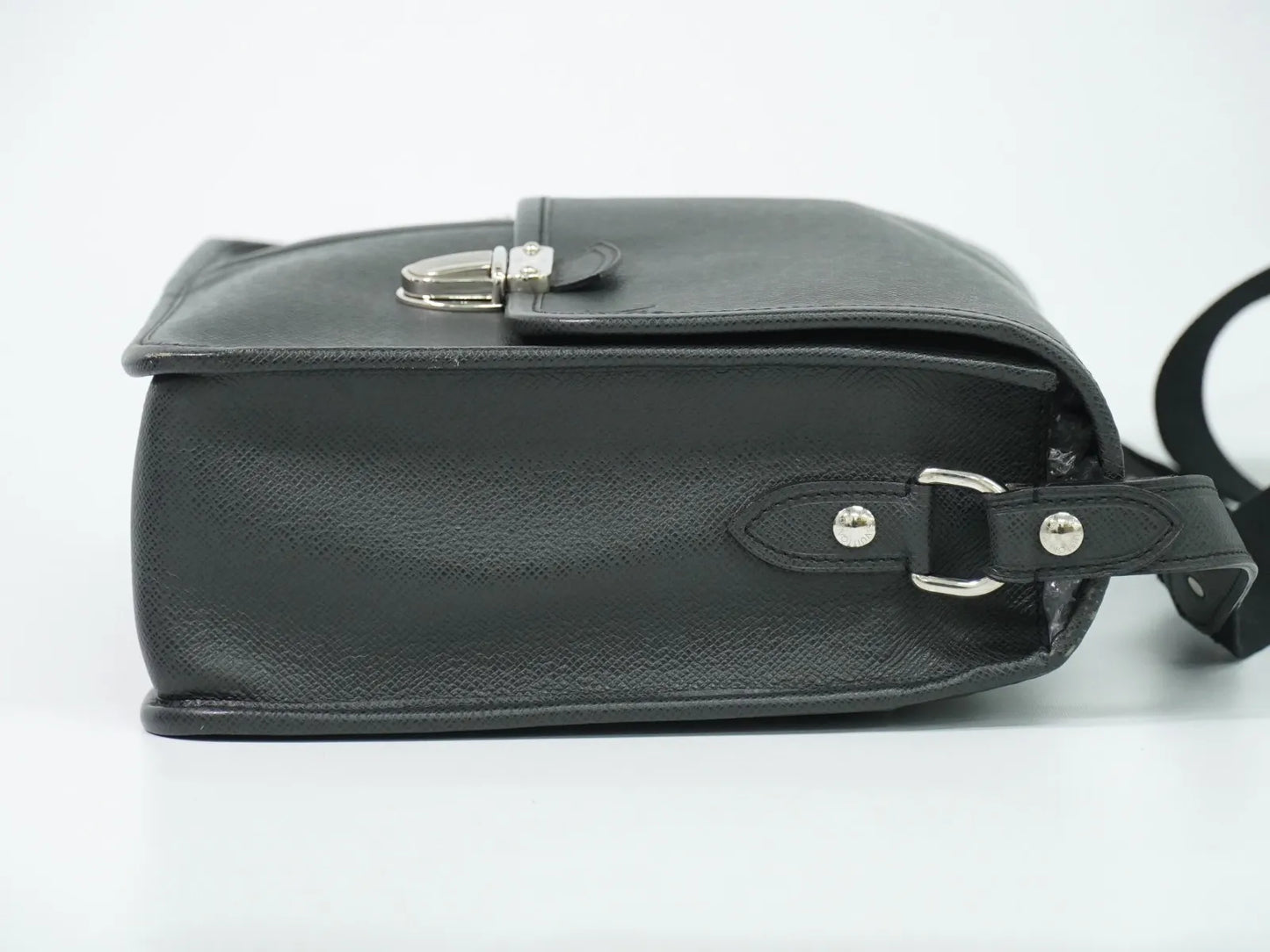 Louis Vuitton Alexei Messenger Taiga Leather, Black, Leather, Shoulder Bag