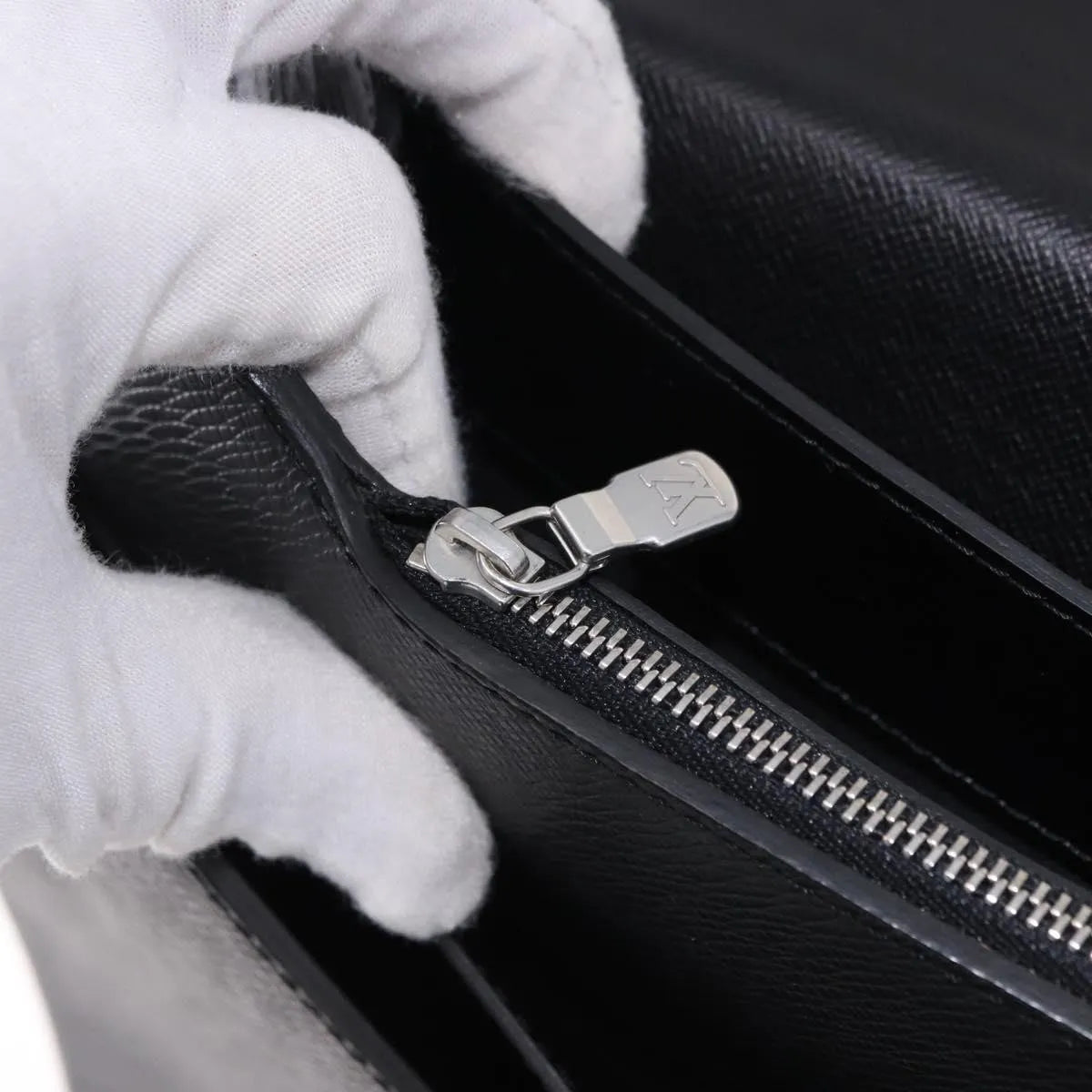 Louis Vuitton Robusto Taiga, Black, Leather, Briefcase