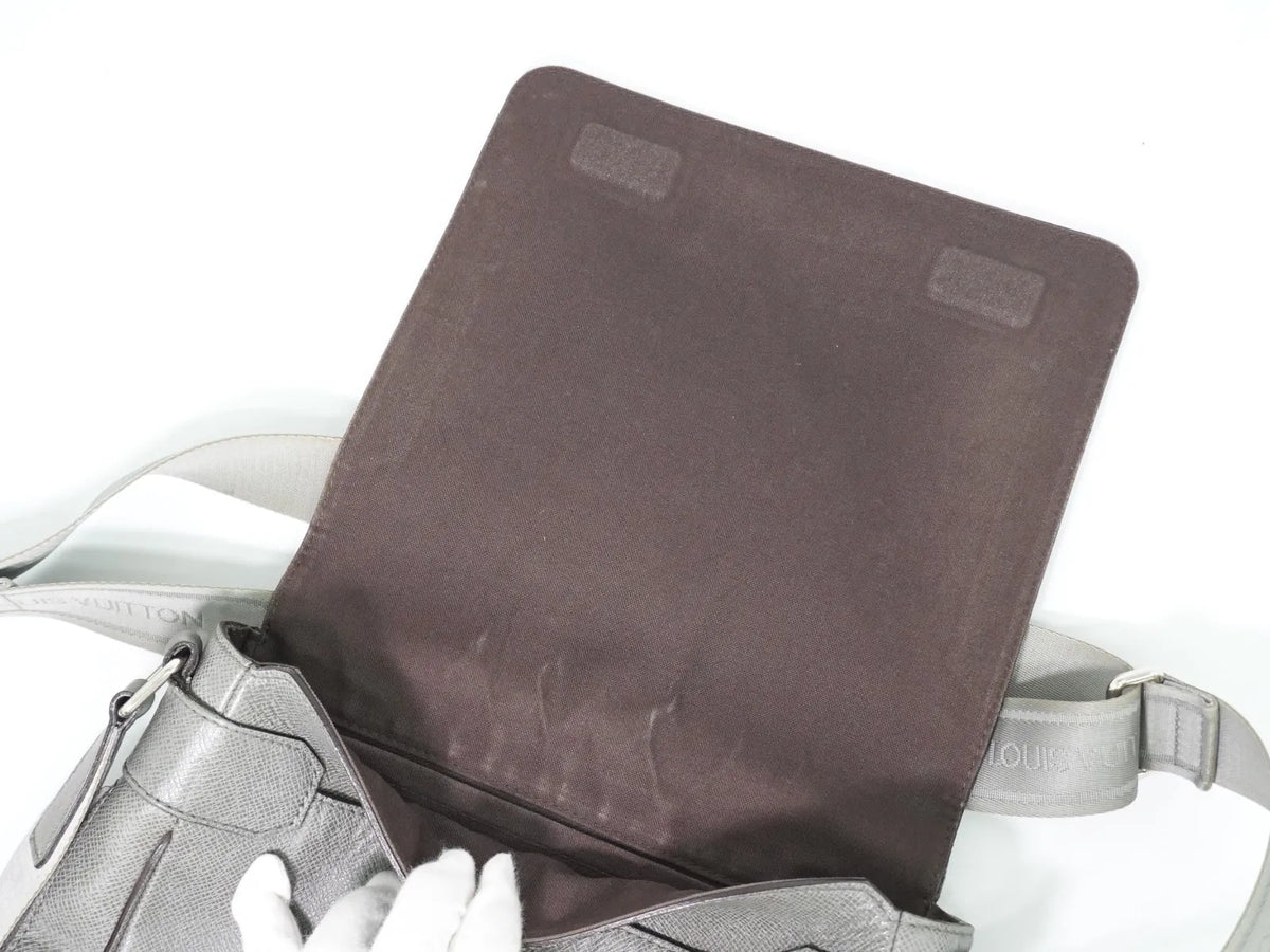 Louis Vuitton Roman Taiga Leather, Gray, Leather, Shoulder Bag