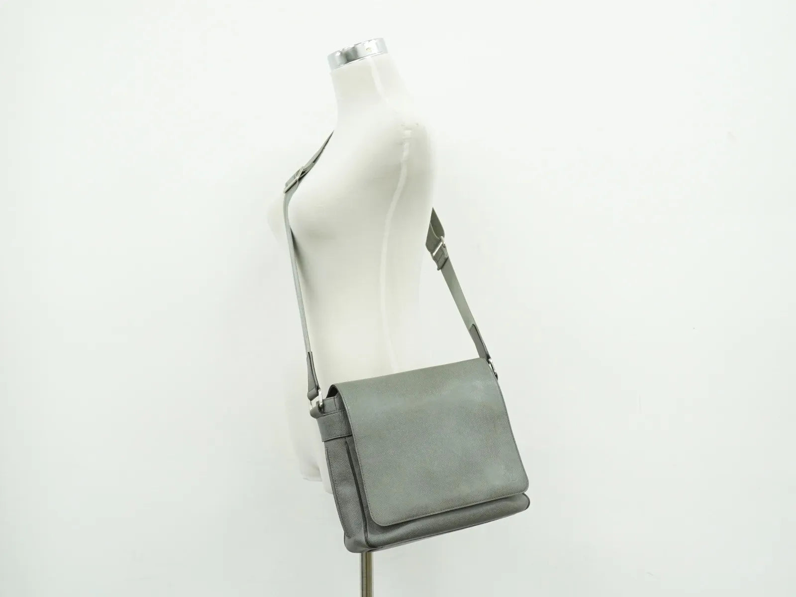 Louis Vuitton Roman Taiga Leather, Gray, Leather, Shoulder Bag