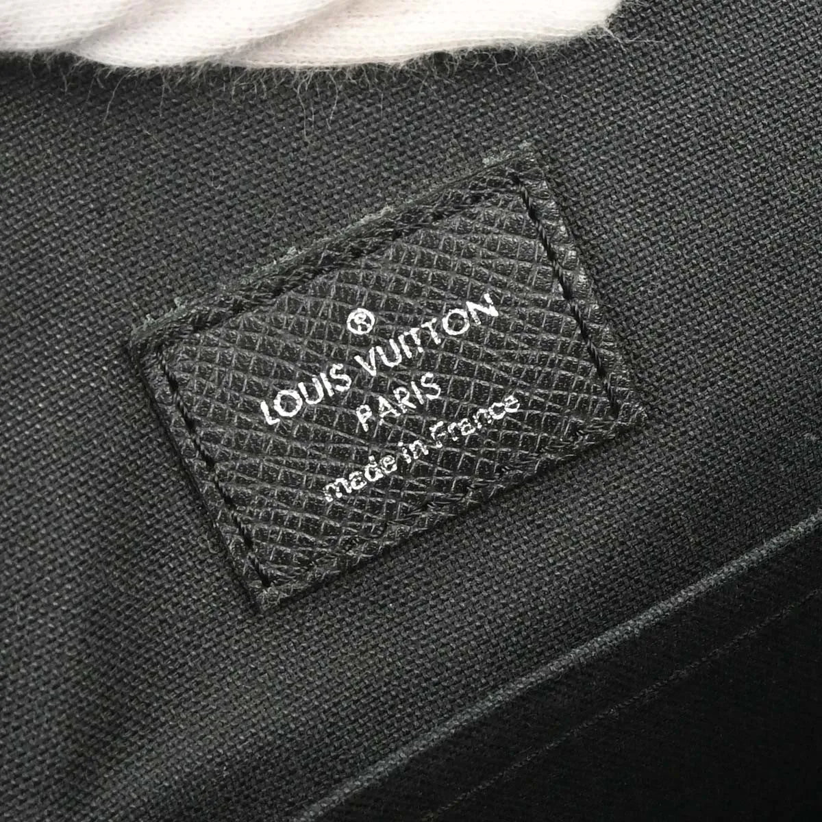 Louis Vuitton Andrei Messenger Taiga Leather, Black, Leather, Shoulder Bag