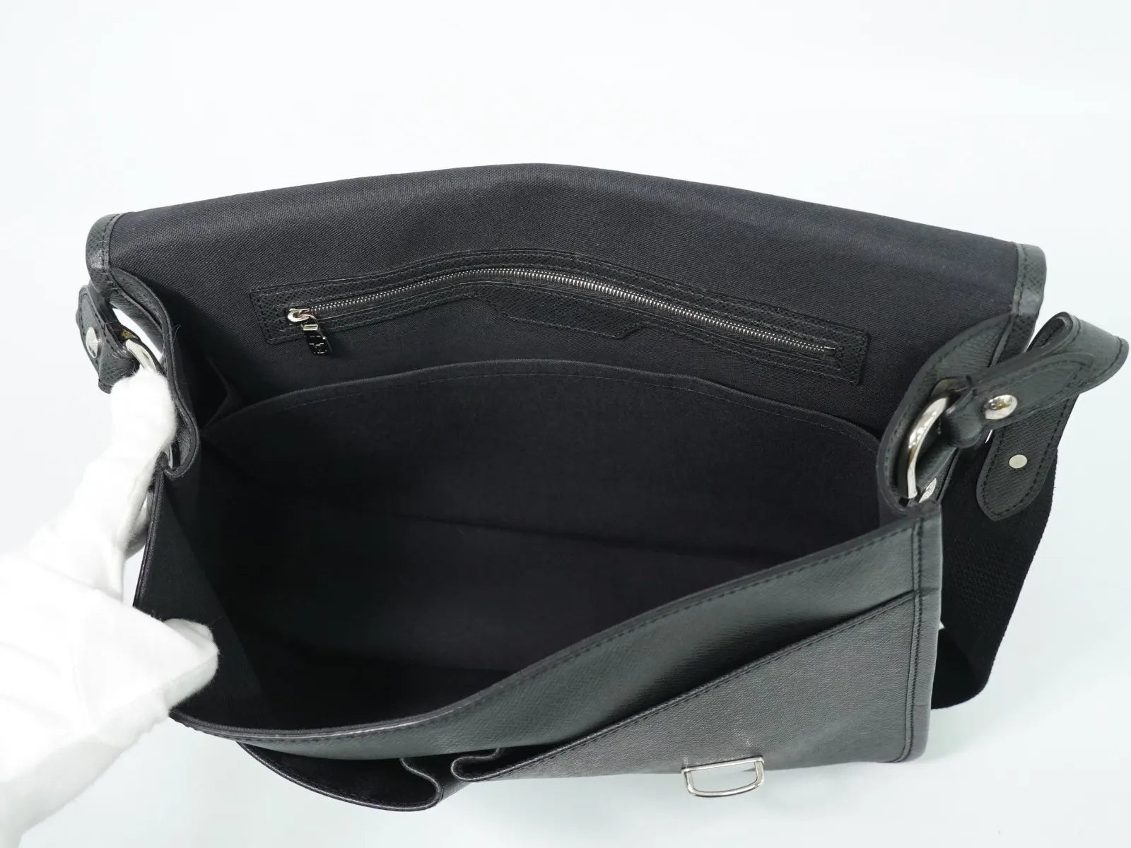 Louis Vuitton Alexei Messenger Taiga Leather, Black, Leather, Shoulder Bag