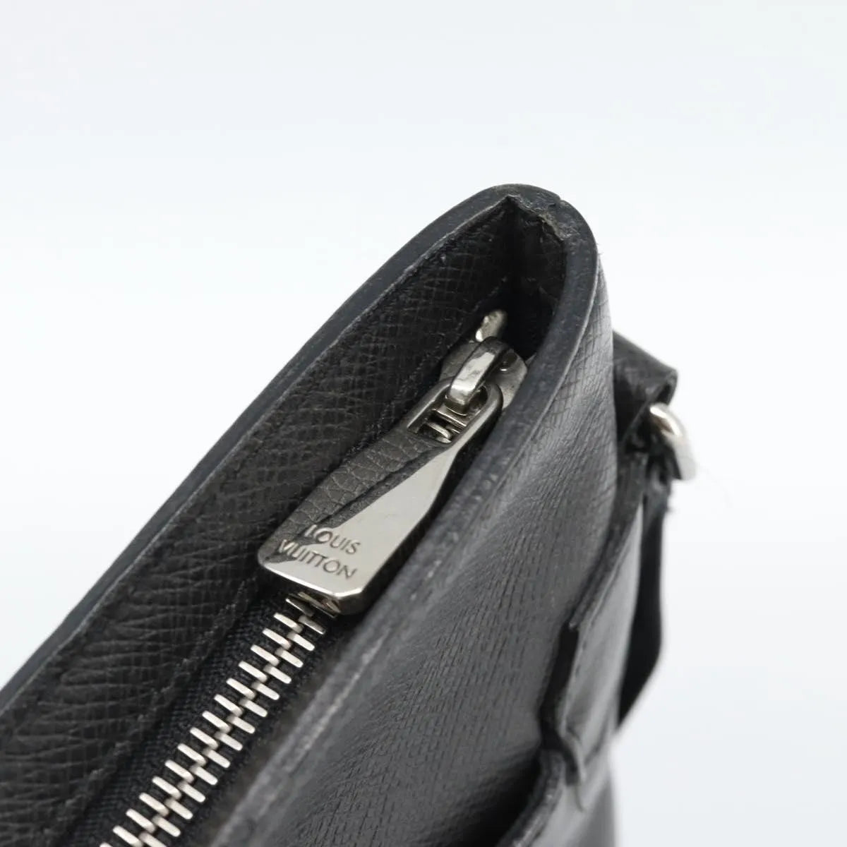 Louis Vuitton Sasha Taiga Leather, Gray, Leather, Shoulder Bag