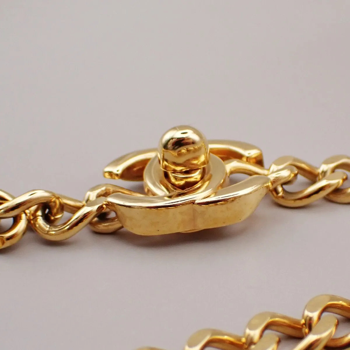 Chanel Vintage Turnlock Reissue Chain Metal, Gold, Gold Plated, Bag