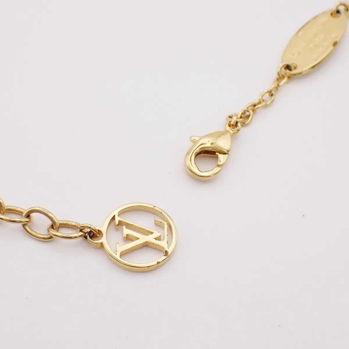 Louis Vuitton Essential V Metal, Gold, Gold Plated, Necklace