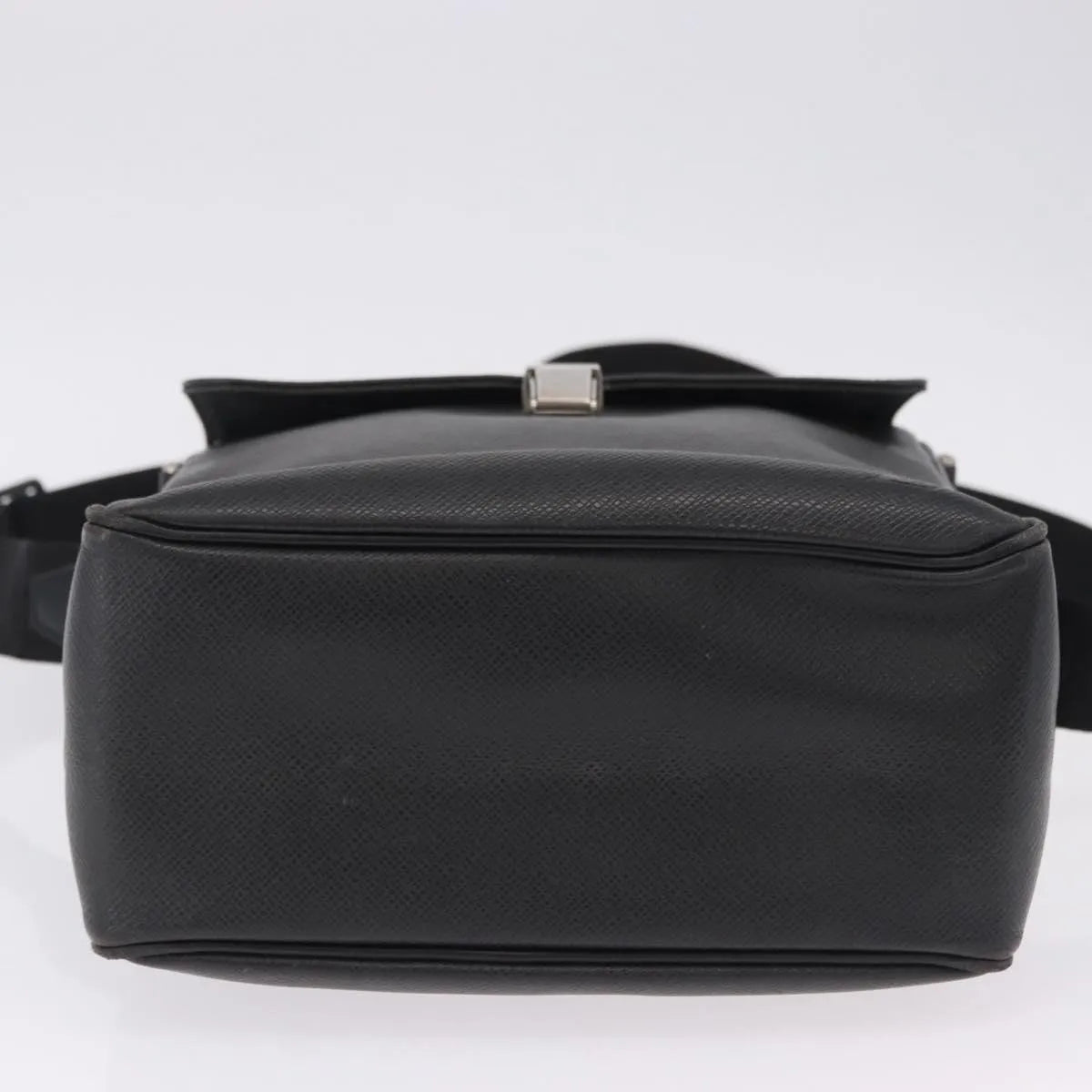 Louis Vuitton Yaranga Messenger Taiga Leather, Black, Leather, Shoulder Bag