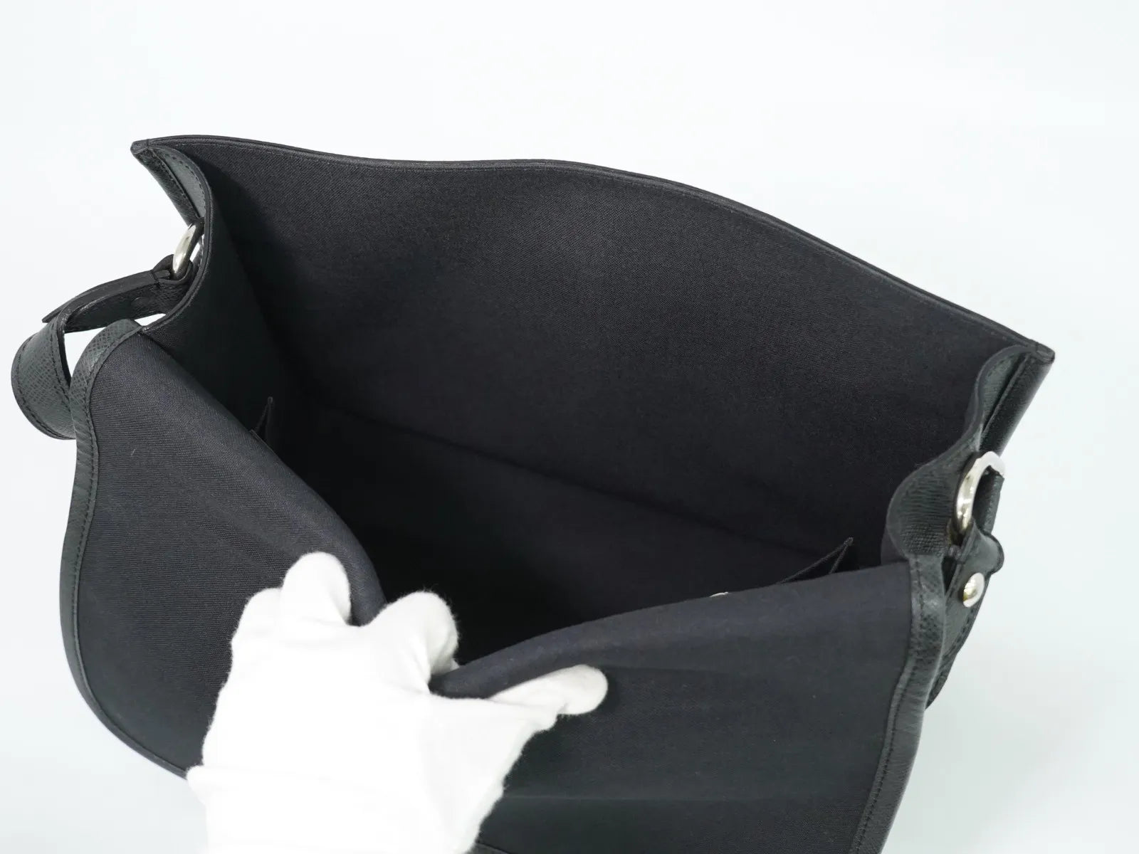 Louis Vuitton Alexei Messenger Taiga Leather, Black, Leather, Shoulder Bag