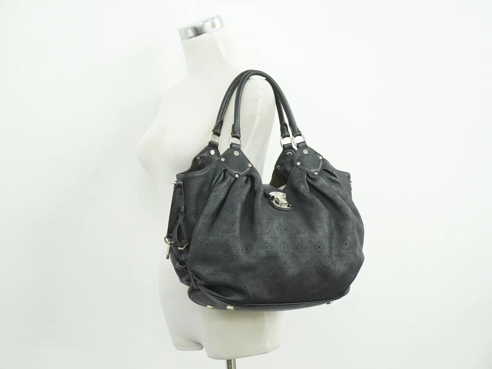 Louis Vuitton L Hobo Mahina Leather, Black, Leather, Shoulder Bag