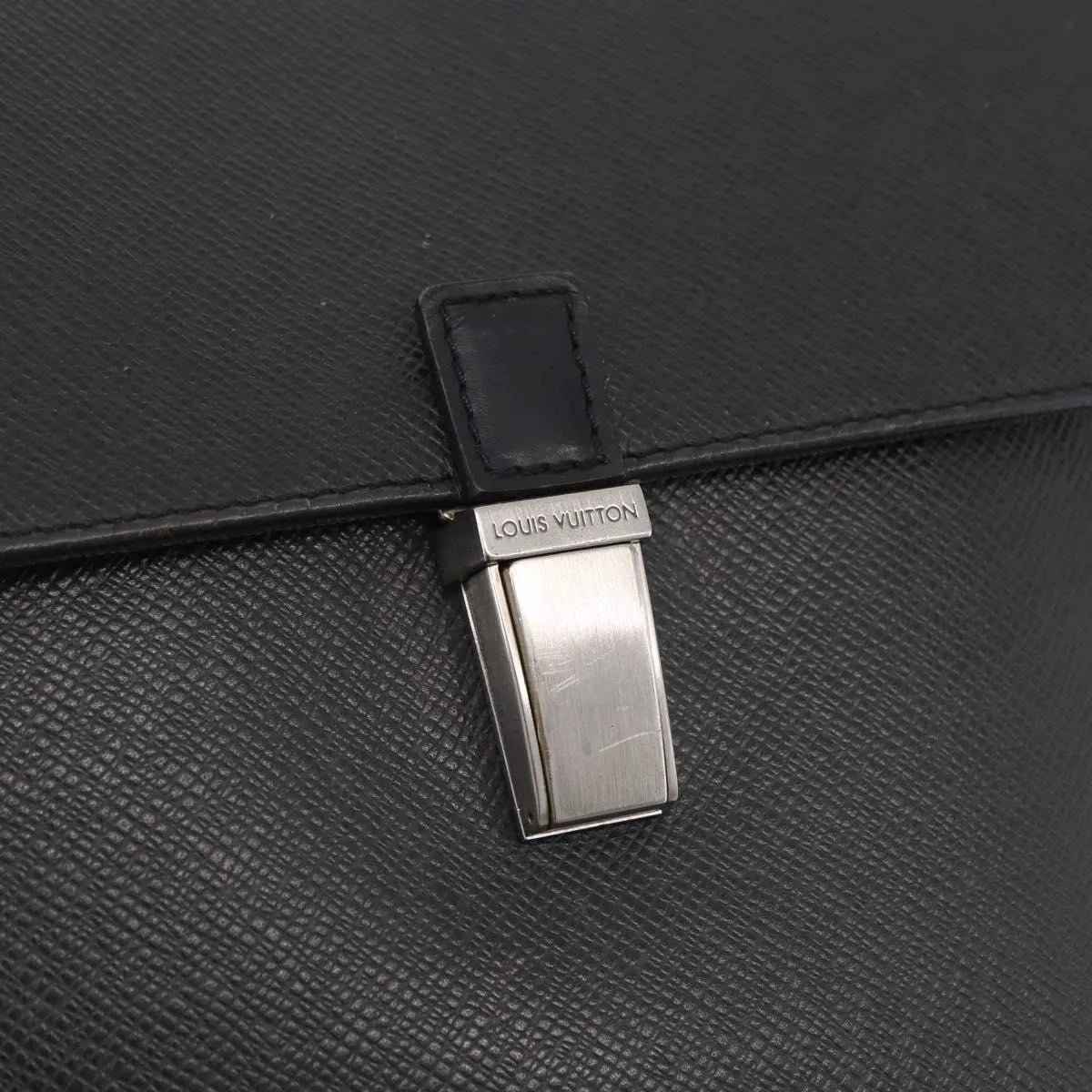 Louis Vuitton Yaranga Messenger Taiga Leather, Black, Leather, Shoulder Bag