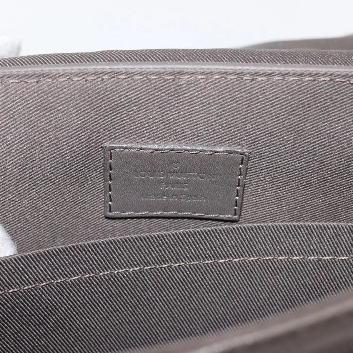 Louis Vuitton District Messenger Damier Infini Leather, Gray, Leather, Shoulder Bag