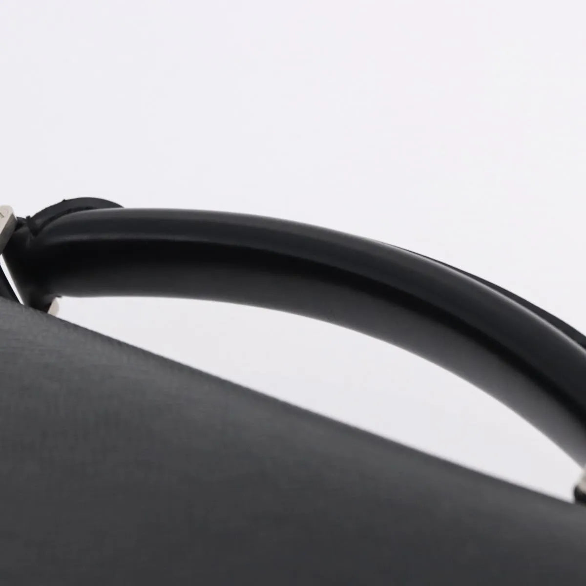 Louis Vuitton Robusto Taiga, Black, Leather, Briefcase
