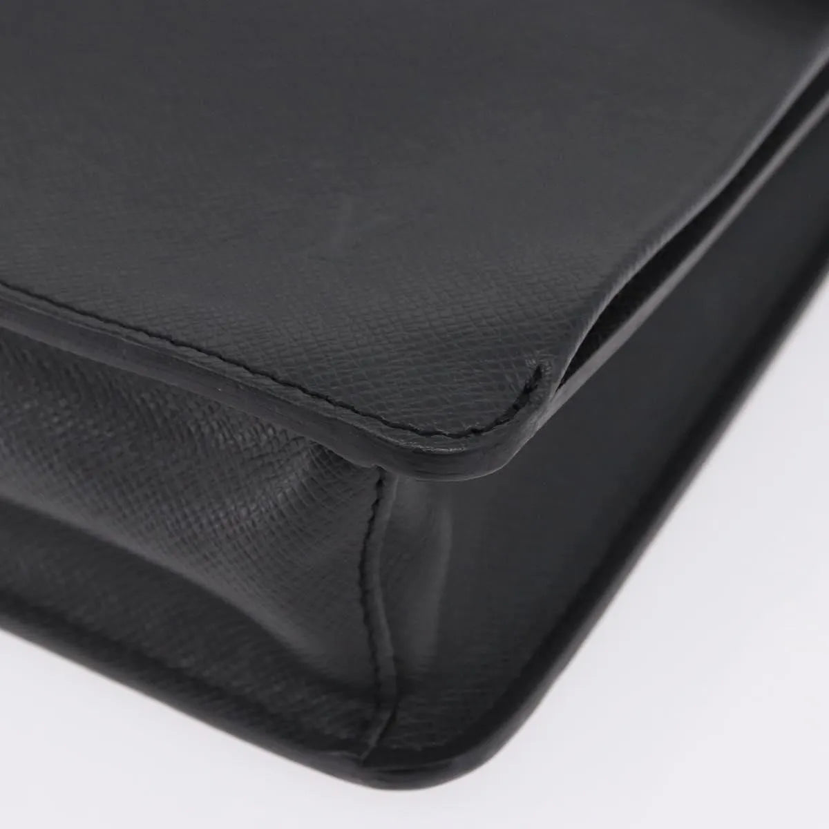 Louis Vuitton Robusto Taiga, Black, Leather, Briefcase